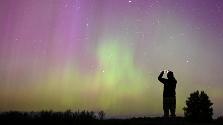 Hujan Meteor Perseid dan Aurora Borealis yang terjadi bersamaan di Hokkaido, Jepang